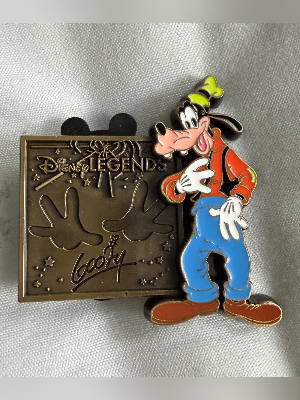 Disney | NWOT Goofy DEC Legends Pin